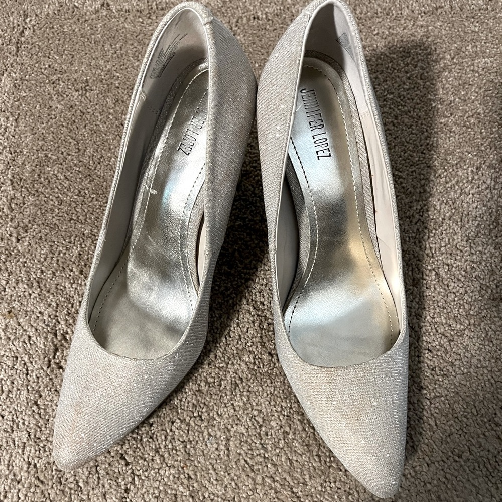 Jennifer Lopez Silver/sparkle pump